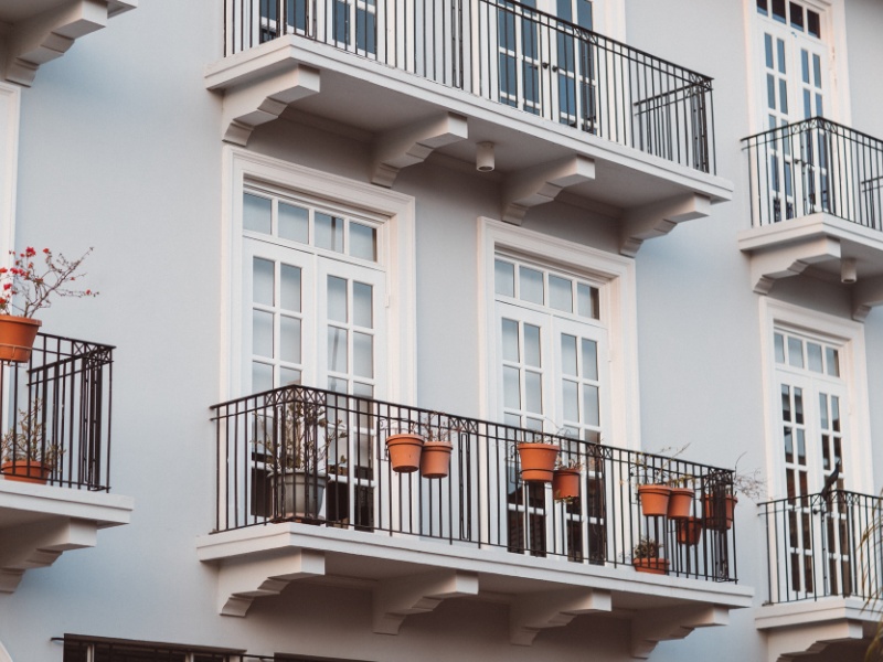 Nie tylko białe! Trendy w aranżacji domu